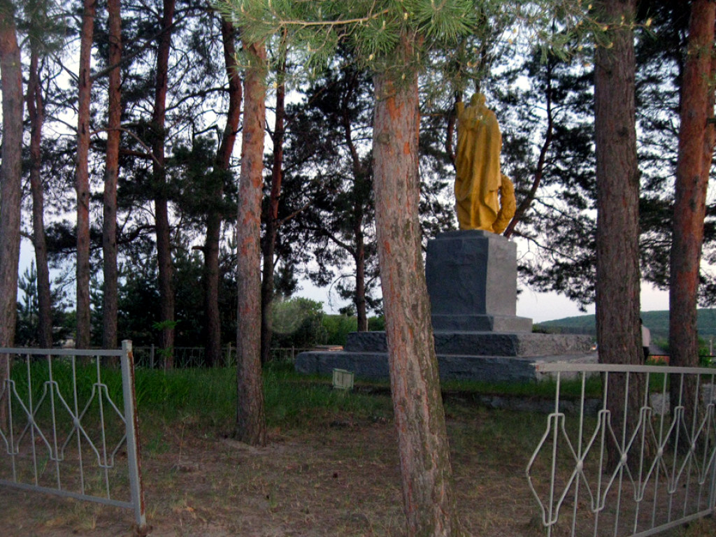 Под Харьковом надругались над памятником погибшим советским воинам (ФОТО)