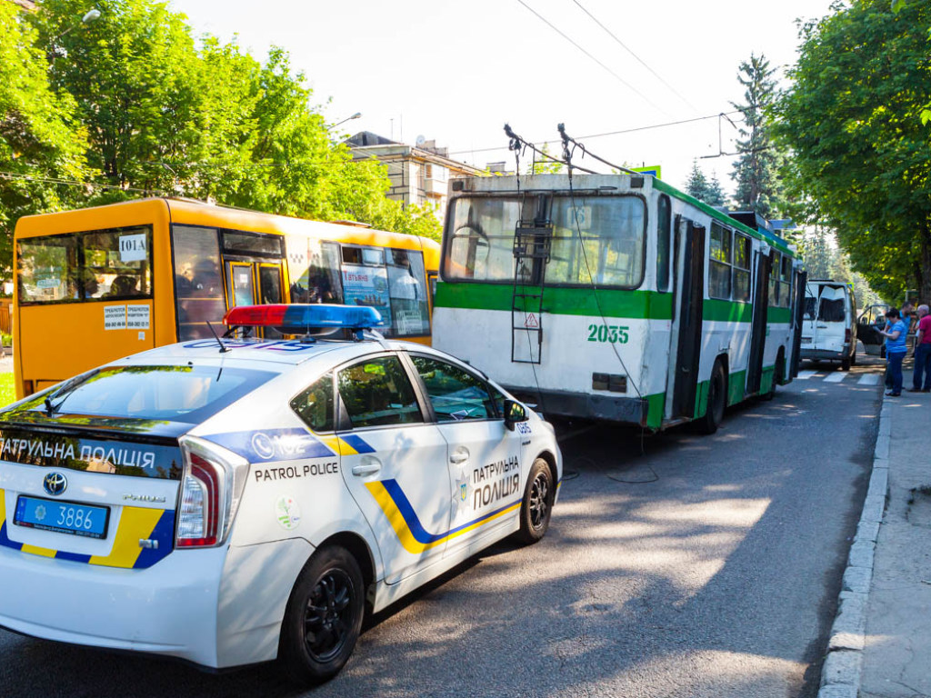 ДТП в Днепре: 4 человека пострадали вследствие столкновения троллейбуса и маршрутки (ФОТО)