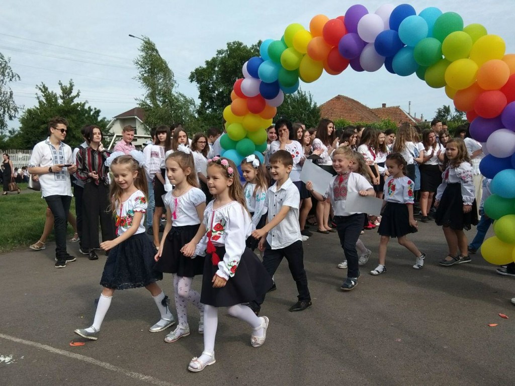 В школах Украины прозвенел последний в этом учебном году звонок (ФОТО, ВИДЕО)