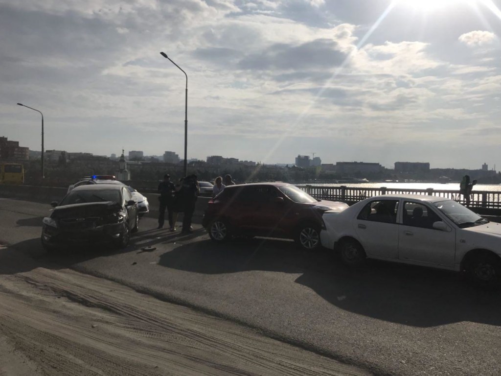 ДТП на Новом мосту в Днепре парализовало движение транспорта (ФОТО, ВИДЕО)