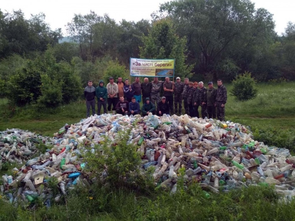 Экологи бьют тревогу: Днестр в Тернопольской области превращается в свалку (ФОТО)