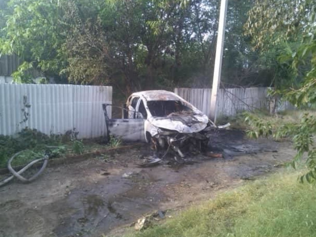 Ford влетел в забор и загорелся на Николаевщине (ФОТО)