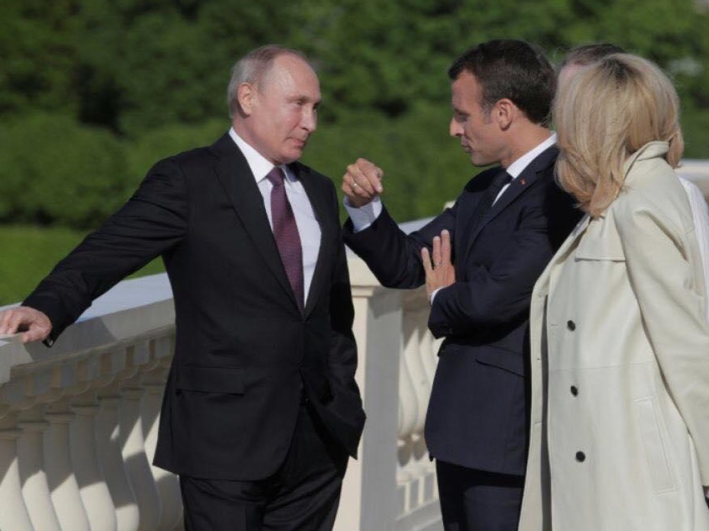 Путин во время встречи с Макроном неожиданно «подрос» (ФОТО)