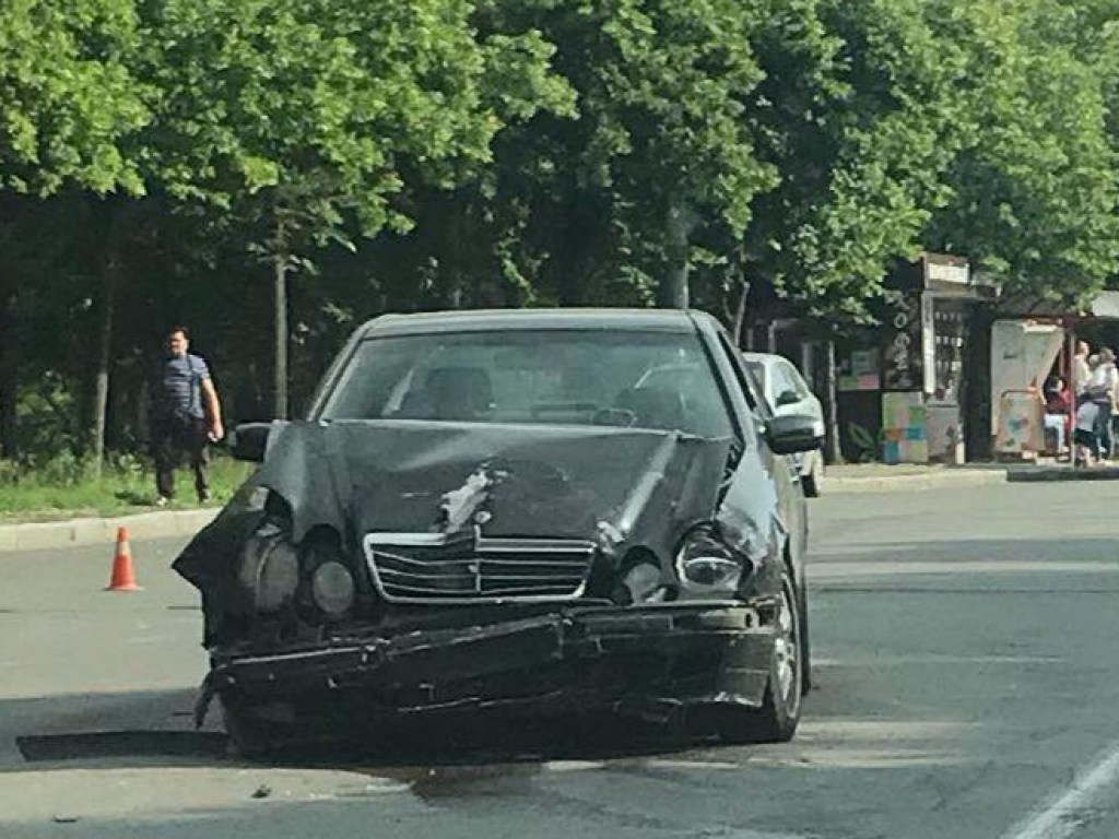 В Подольском районе Киева не поделили дорогу Mercedes и Citroen (ФОТО)