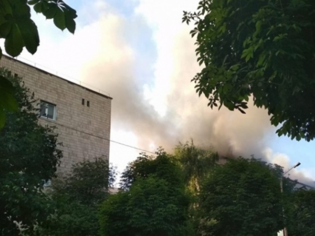 В Луцке спасатели ликвидировали пожар в пятиэтажке (ФОТО)