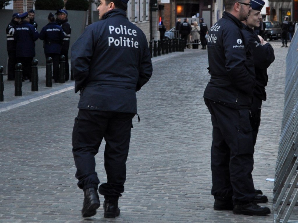 Полиция Бельгии застрелила двухлетнюю девочку в погоне за фургоном с беженцами