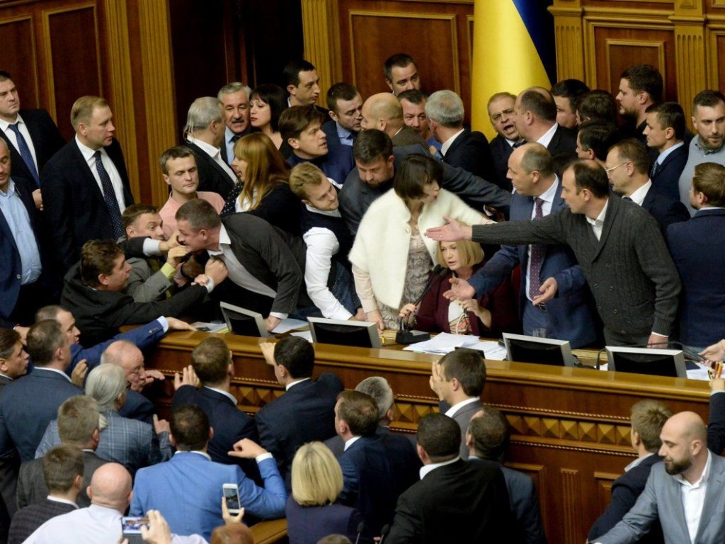 Политолог об обращении нардепов в КС по закону о ГПУ: депутатам нужно критиковать себя, а не Луценко