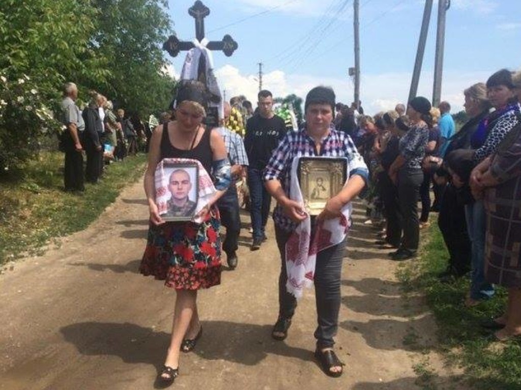 В Винницкой области сотни людей пришли проститься с погибшим на Донбассе 23-летним офицером (ФОТО)
