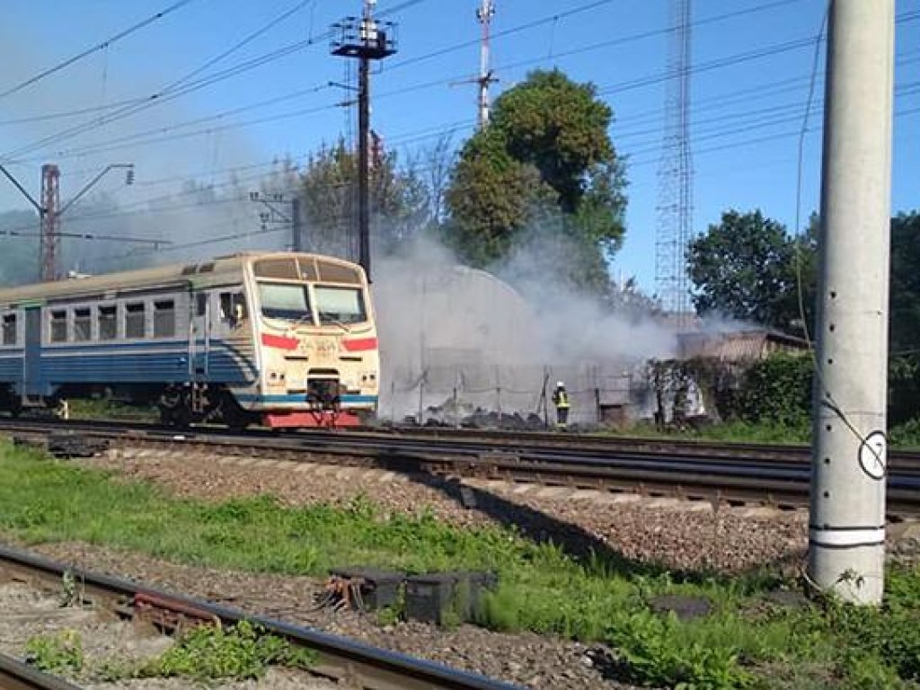 Под Киевом начался масштабный пожар на складе вторсырья (ФОТО, ВИДЕО)