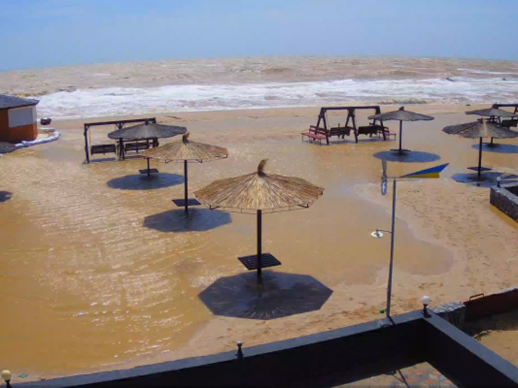 Сильный потоп, затоплены базы отдыха: Появились фото курорта в Кирилловке после шторма