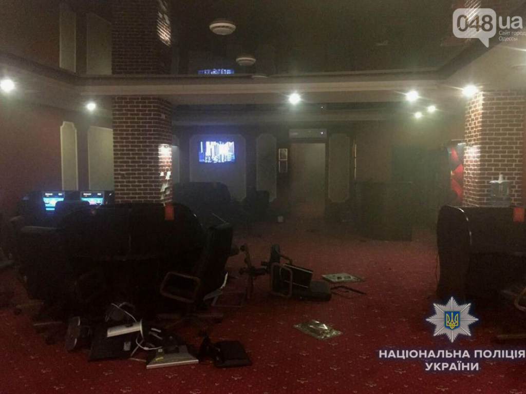 Хулиганы в Одессе разгромили три зала игровых автоматов битами и дымовыми шашками (ФОТО)