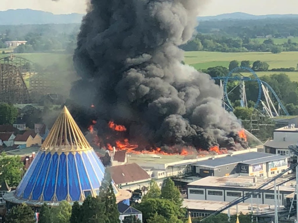 В Германии произошел пожар в парке развлечений, огонь тушили 500 спасателей (ФОТО, ВИДЕО)