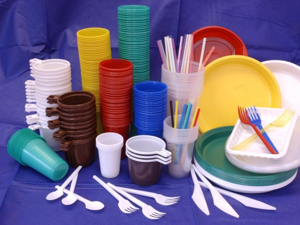 В Европе захотели запретить пластиковую посуду