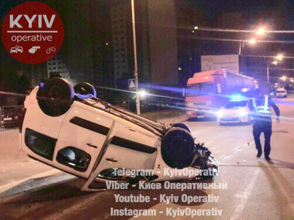 В Киеве пьяный водитель наехал на бордюр и перевернул авто на крышу (ФОТО)