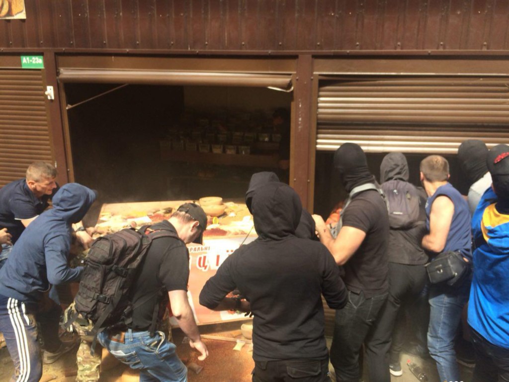 Злоумышленники разгромили киоски на рынке возле «Лесной», где избили военного пенсионера (ФОТО)