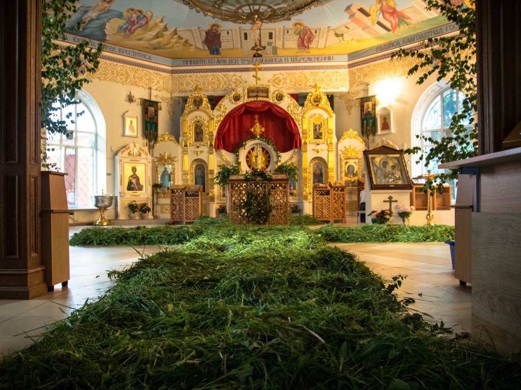 Эксперт: На Троицу оплакивали травы, освещали их в церкви и хранили дома как оберег