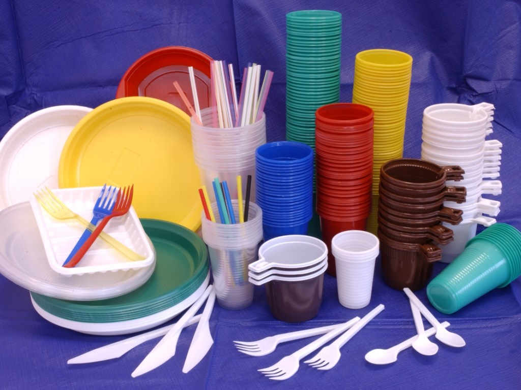 Еврокомиссия инициирует запрет на одноразовую посуду из пластика