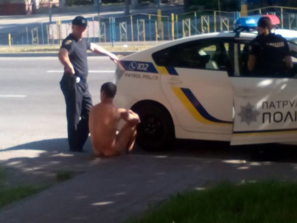 В центре Запорожье разгуливал голый мужчина (ФОТО)