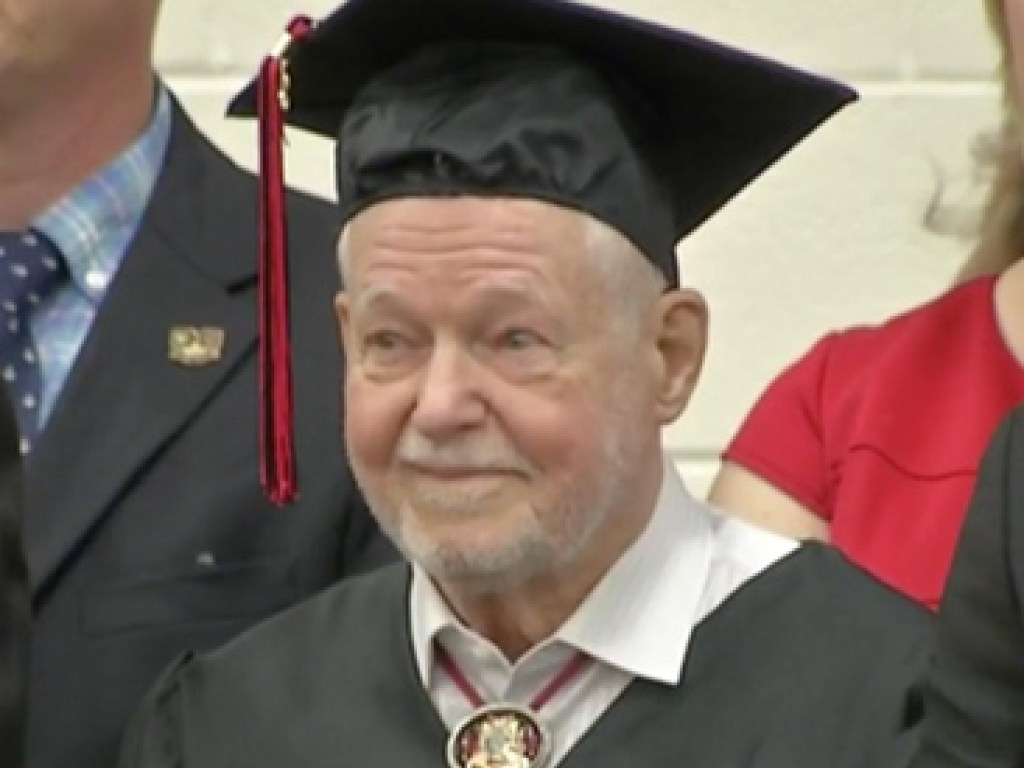 Ветеран Второй мировой окончил школу в 92 года (ФОТО)