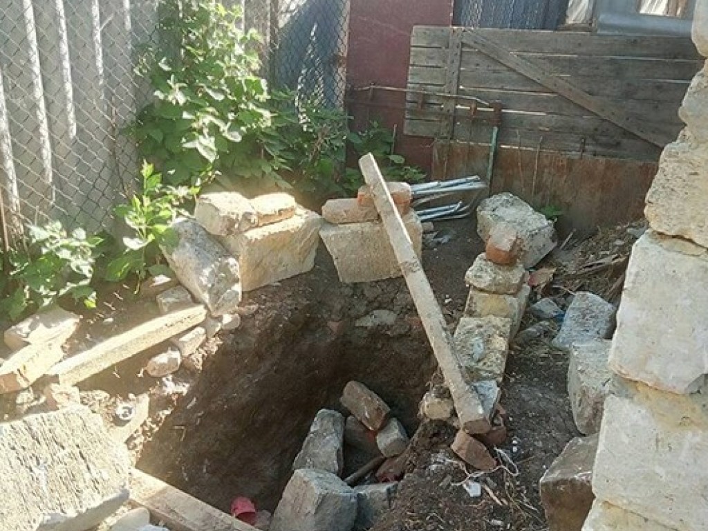 Каменная постройка рухнула на 12-летнюю девочку в Николаевской области (ФОТО)