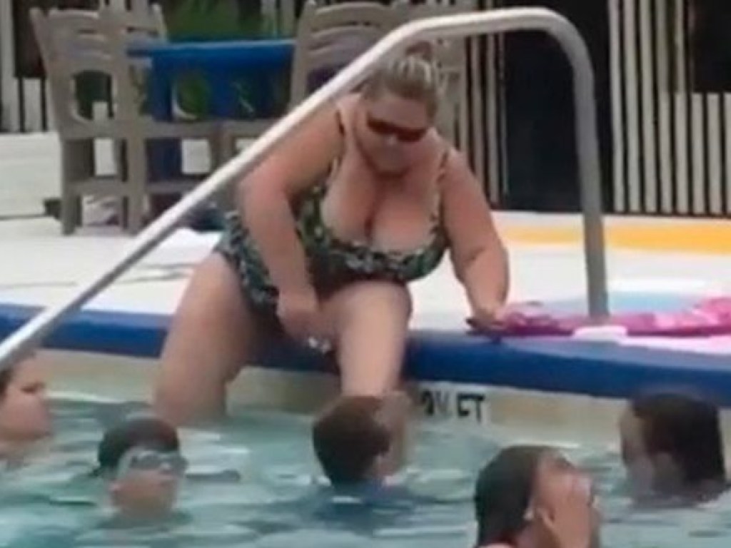 Тучная дама решила побрить ноги у публичного бассейна (ВИДЕО)