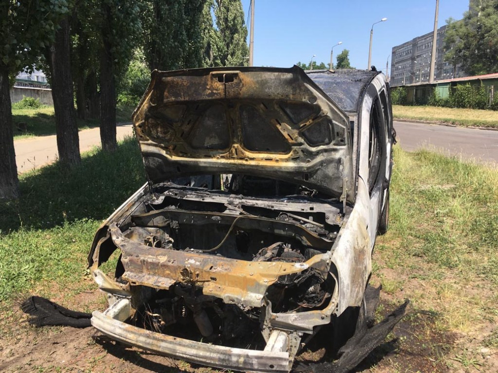 На одном из проспектов Киева сгорел Fiat (ФОТО)