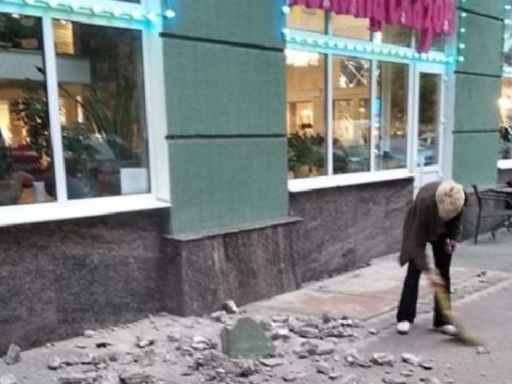 В центре Одессы обрушился балкон рядом с детским кафе (ФОТО, ВИДЕО)