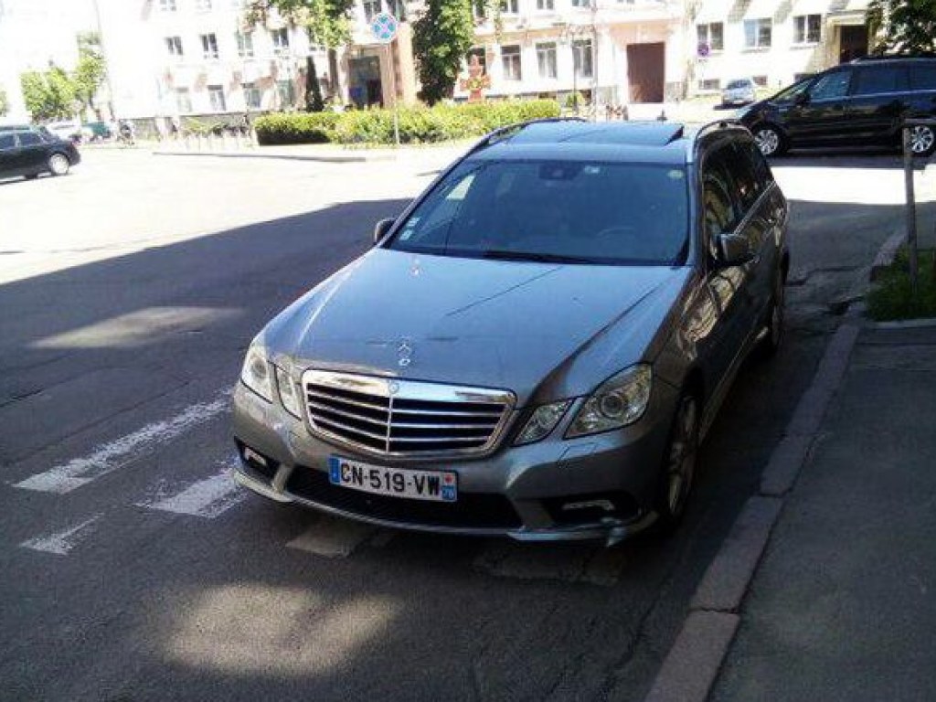 В центре Киева «герой парковки» оставил Mercedes прямо на «зебре» (ФОТО)