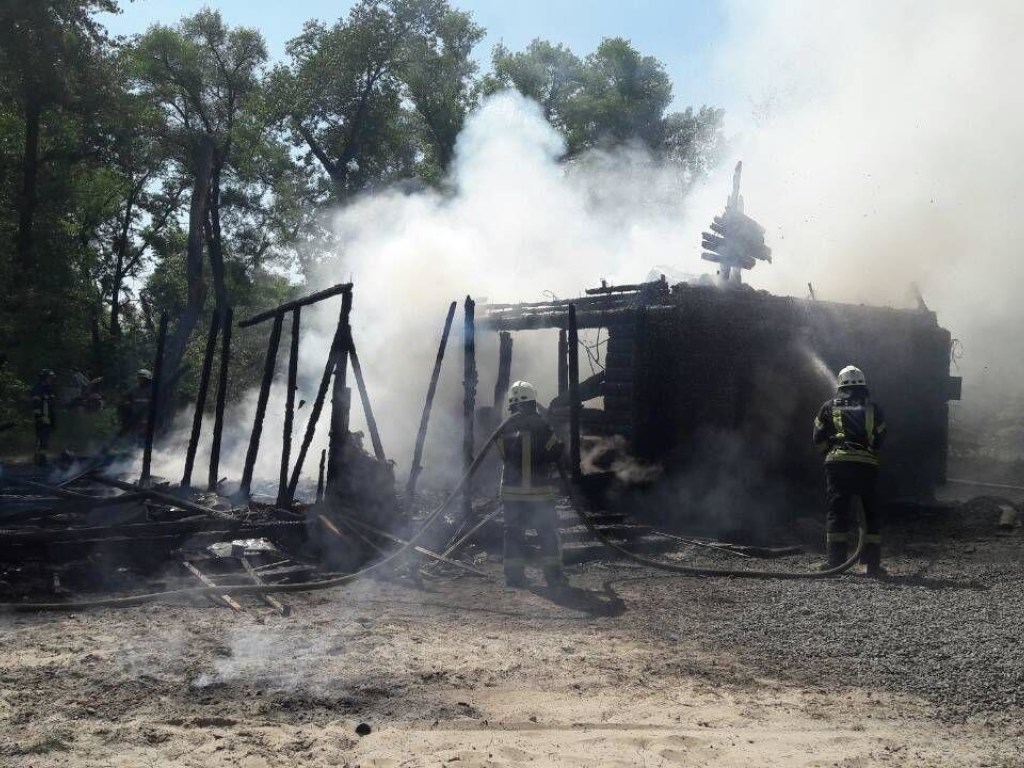 На Трухановом острове горел нежилой дом (ФОТО)
