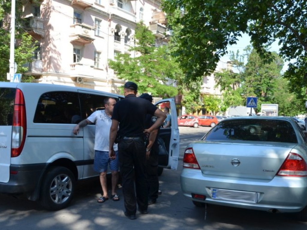 В Николаеве на перекрстерке дорогу не поделили микроавтобус Mercedes и Nissan (ФОТО)