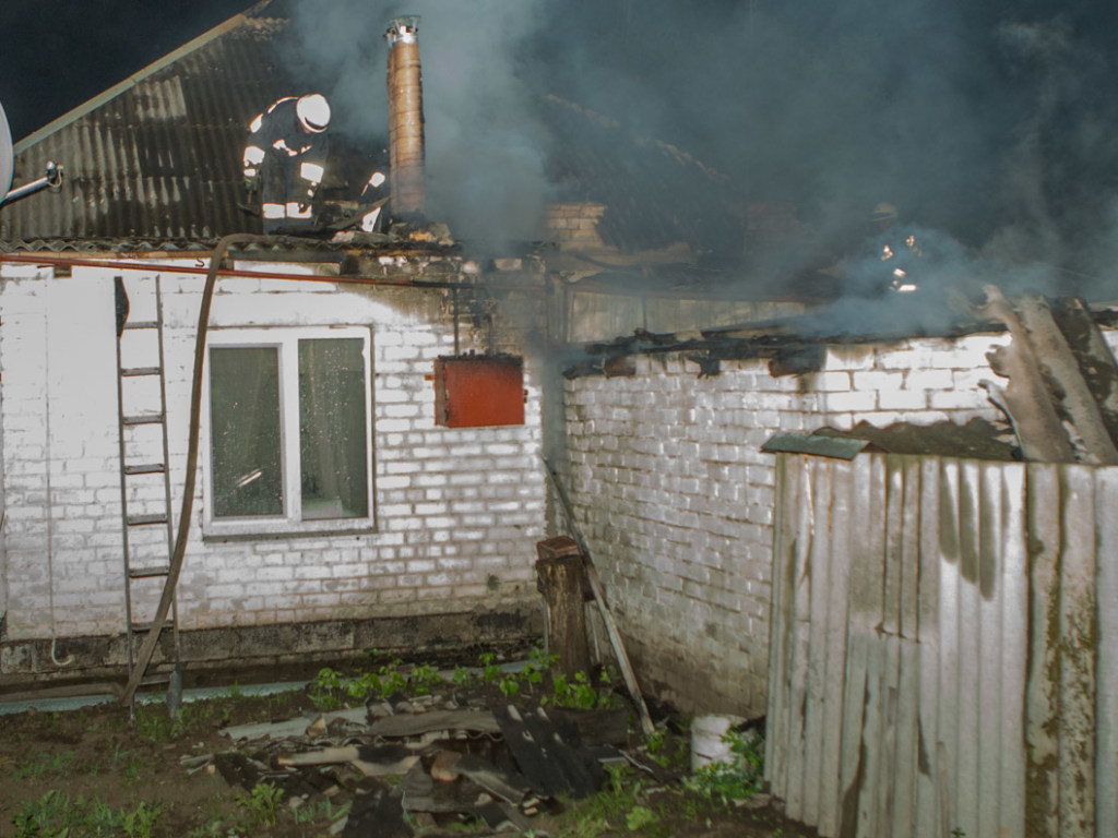 В Днепре в районе АНД  горел частный дом (ФОТО, ВИДЕО)