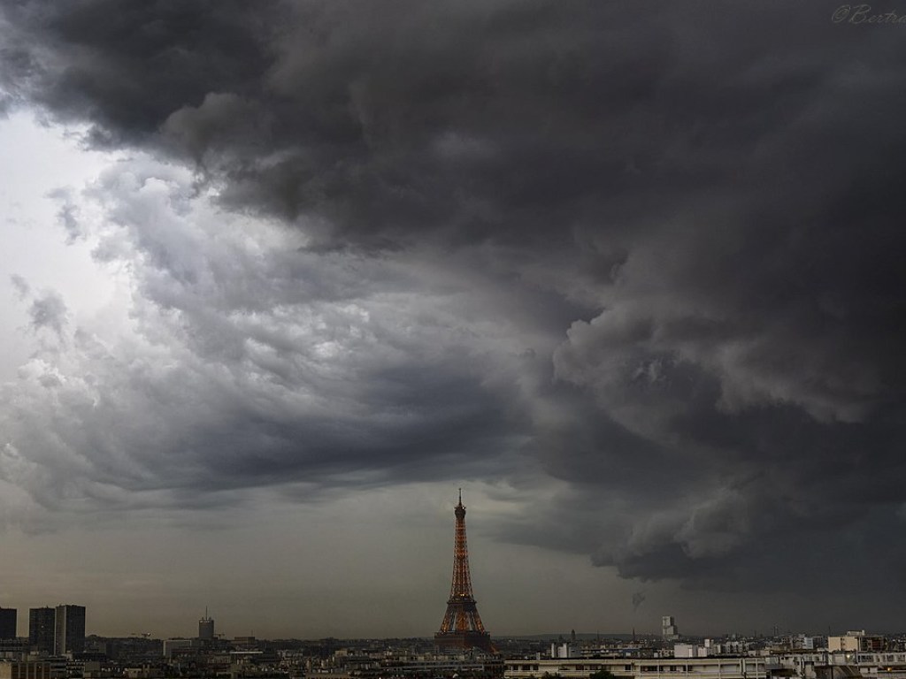 Фото дня: в Эйфелеву башню ударила молния