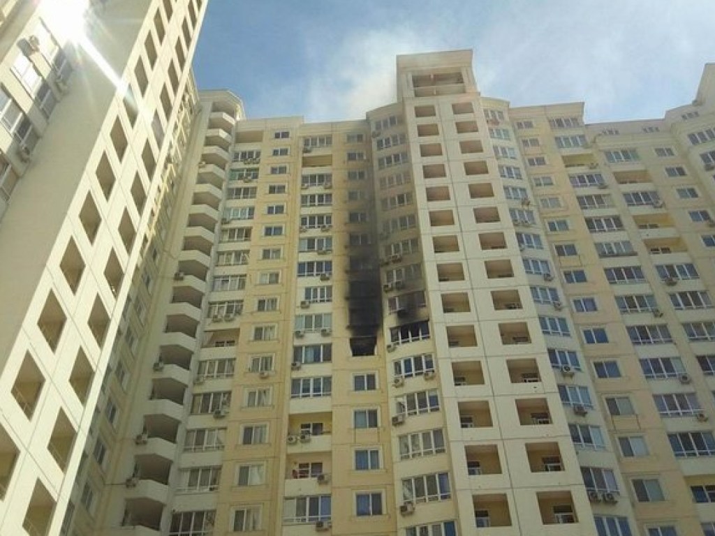 В Одессе в многоэтажном жилом комплексе произошел пожар (ФОТО, ВИДЕО)