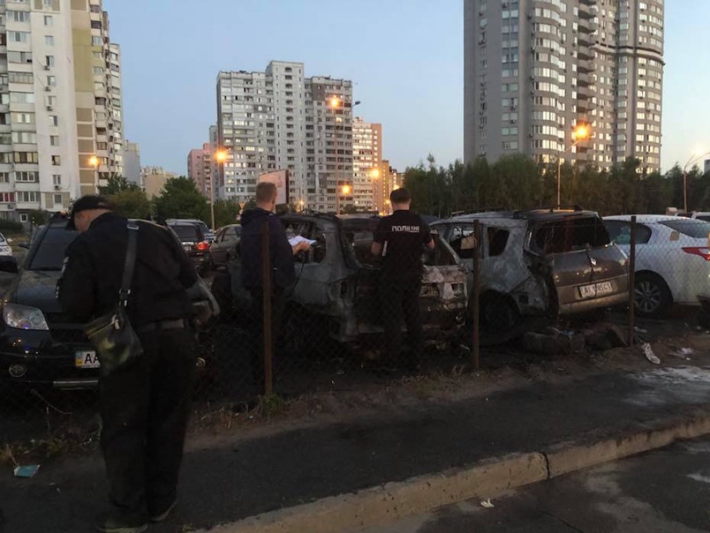Автомобиль помощника депутата Мосийчука сожгли на левом берегу Киева  (ФОТО)