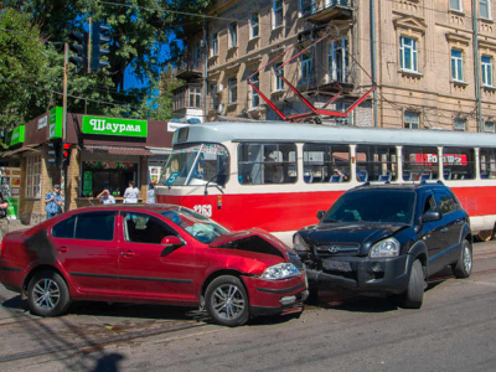 После столкновения Skoda и Hyundai в Днепре остановилось движение трамваев (ФОТО)