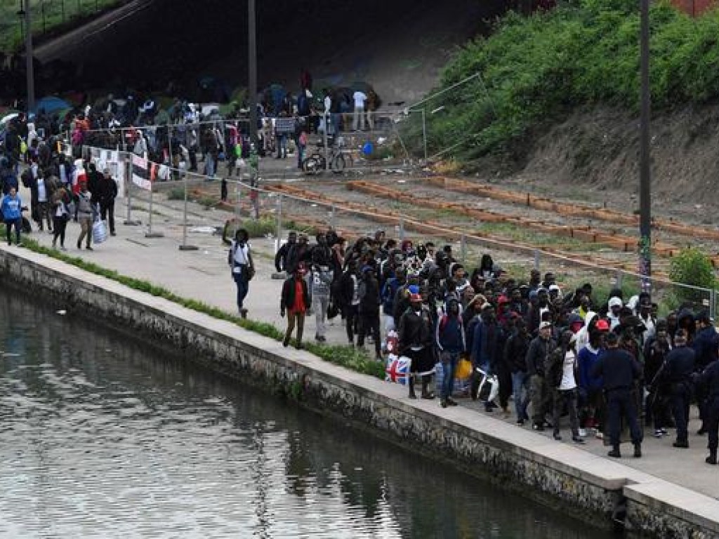 В Париже эвакуируют самый большой лагерь для мигрантов (ВИДЕО)