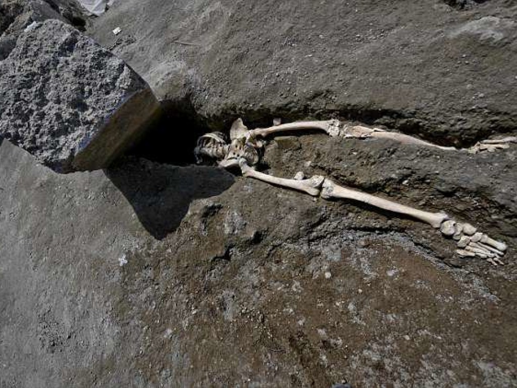 В Италии нашли скелеты мужчины и ребенка, погибших 2000 лет назад при извержении Везувия (ФОТО)