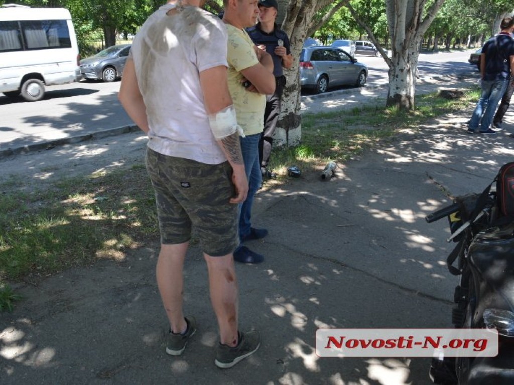 В Николаеве «Тойота» сбила мотоциклиста при обгоне (ФОТО)