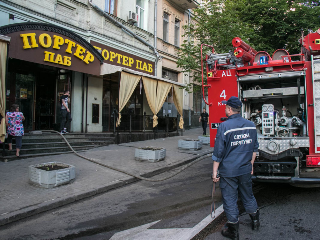 Рано утром в центре Киева горел известный паб (ФОТО)