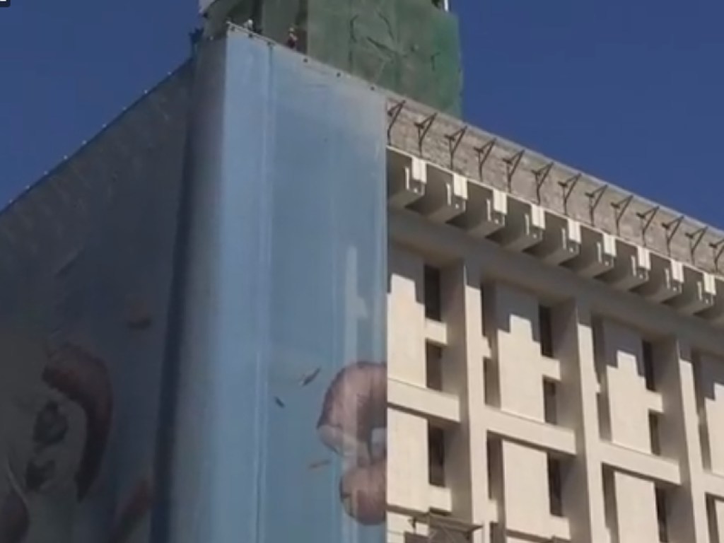 В Киеве снимают фасад с Дома профсоюзов (ФОТО, ВИДЕО)