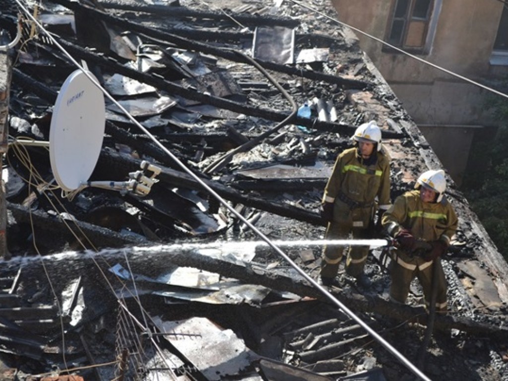 Ночью в Одессе горел жилой дом, есть жертвы (ФОТО)