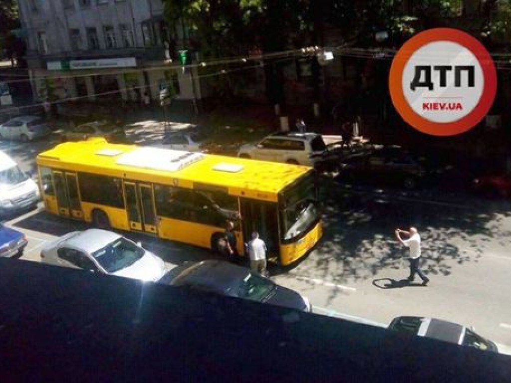 В Киеве водитель автобуса скончался за рулем во время движения (ФОТО)