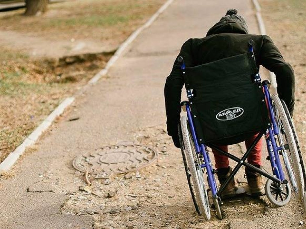 Херсонец отобрал инвалидную коляску у беспомощного мужчины