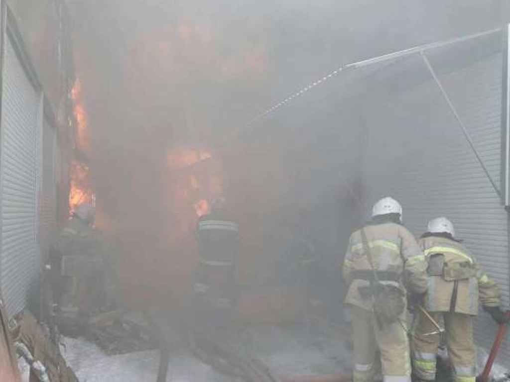 В Черновцах на Калиновском рынке горел контейнер (ФОТО)