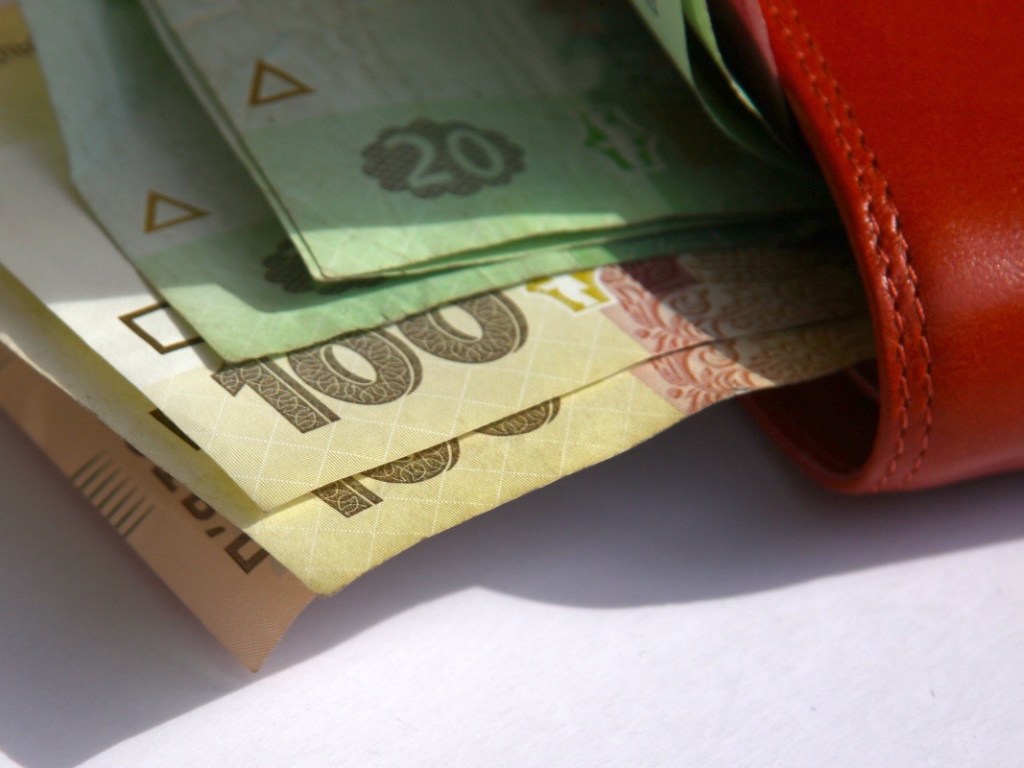 Зарплата в Украине в апреле выросла до 8480 гривен &#8212; Госстат