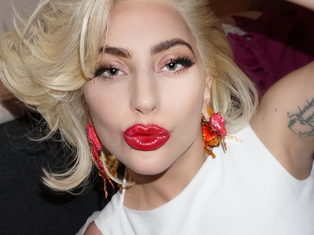 Леди Гага продемонстрировала очередной экстравагантный образ (ФОТО)