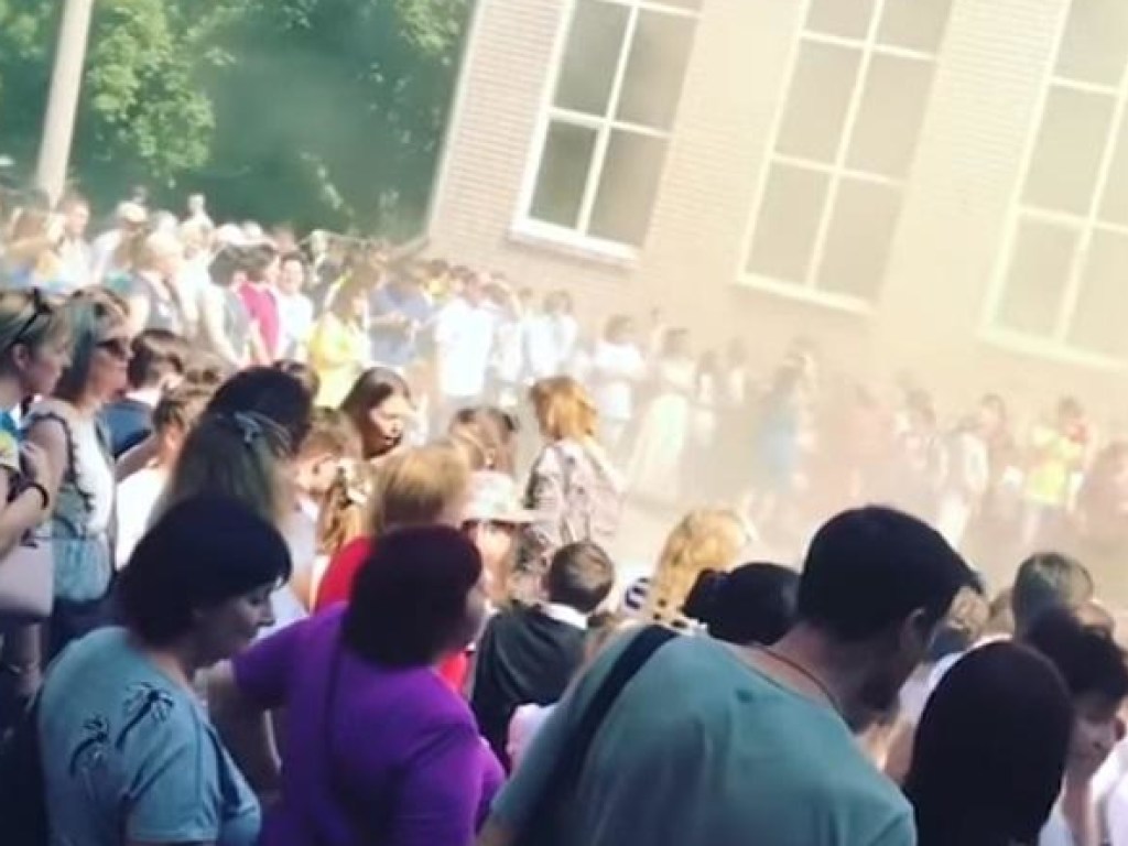 В школе Днепра на последнем звонке зажгли дымовые шашки  (ФОТО, ВИДЕО)