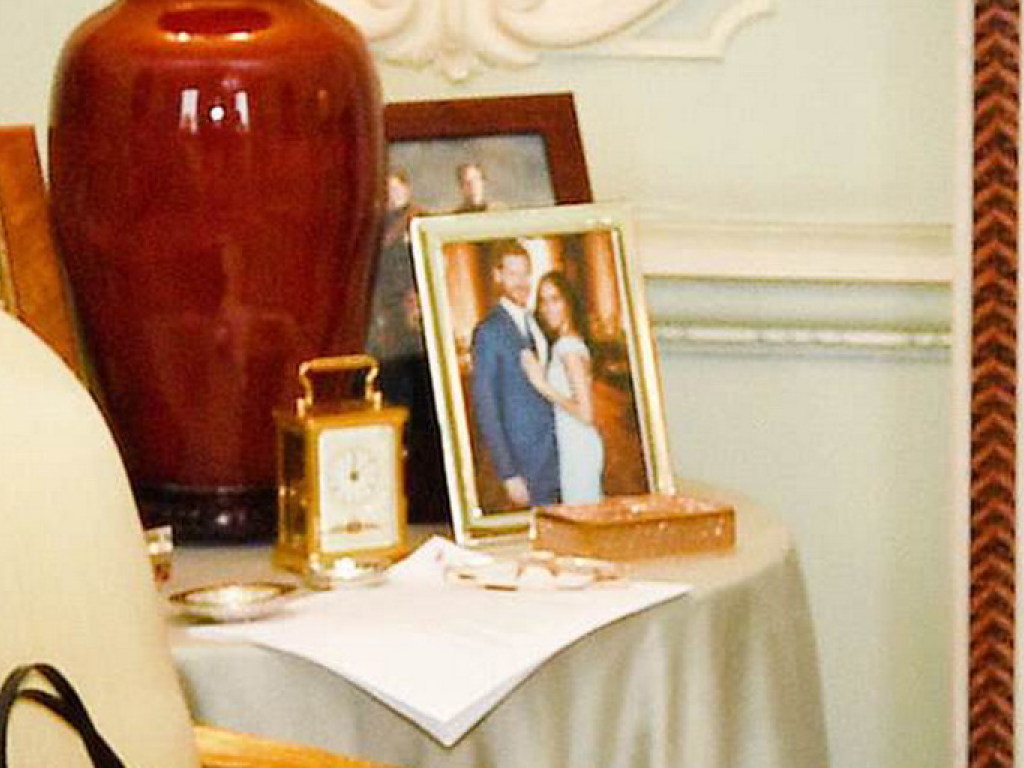 В Букингемском дворце фотографы заметили интересную деталь в апартаментах Елизаветы II (ФОТО)