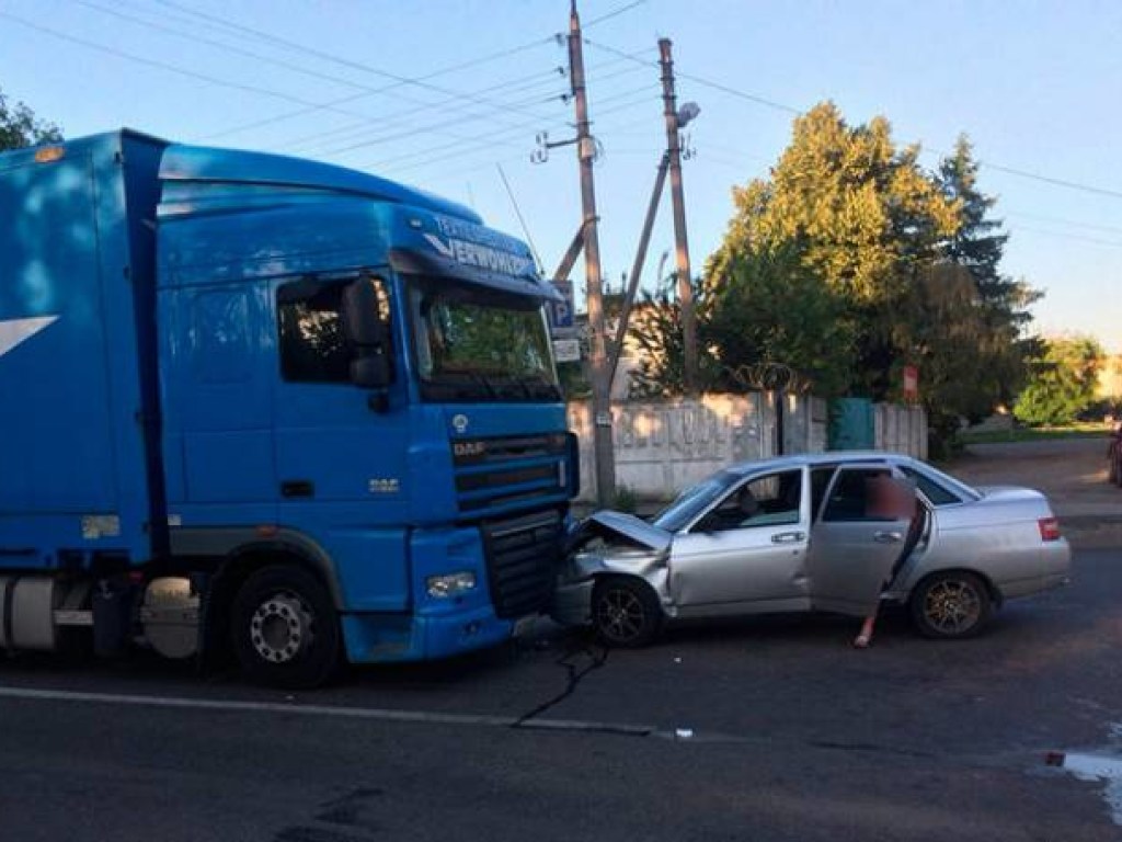 В Полтаве столкнулись грузовик и легковушка, есть пострадавшие (ФОТО)
