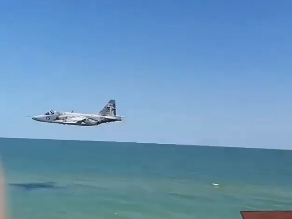 Полет на низкой высоте: над пляжем известного украинского курорта пролетел истребитель (ФОТО)